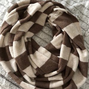 ❌SOLD❌Brown Circle Scarf